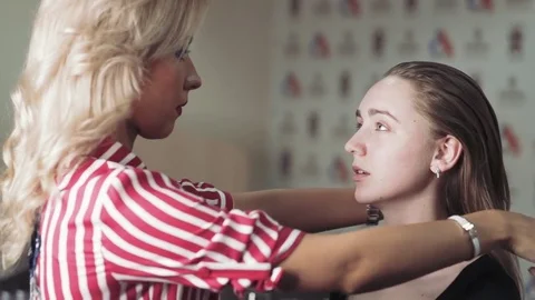 Makeup Master Class in a beauty salon with beautiful young girl. Slow motion Vidéo 77031226