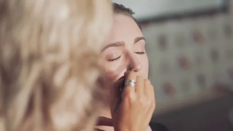 Makeup Master Class in a beauty salon with beautiful young girl. 4k. Close up 動画素材 77035139