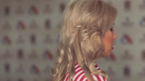 Makeup Master Class in a beauty salon with beautiful young girl. 4k Vídeo Stock 77035566