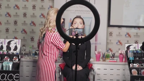 Makeup Master Class in a beauty salon with beautiful young girl. 4k. Phone Vídeo Stock 77036311