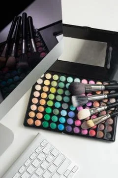 Makeup palette with brushes, keyboard, computer monitor Foto stock