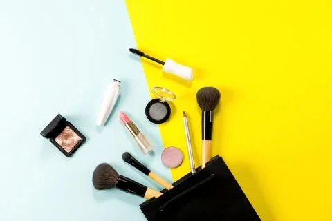 Makeup pattern background of beauty product on colorful background. Foto stock