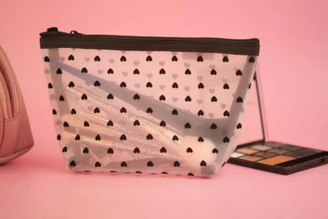 Makeup pouch with heart pattern on a pink background Foto stock