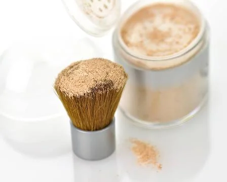 Makeup powder and brush Makeup powder and brush on white background Copyri... Stockfoto's