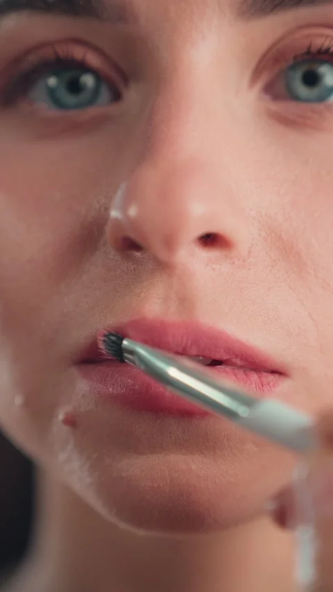 Makeup process as a way to build confidence and self expression. Woman supp.. Video stock 332241532