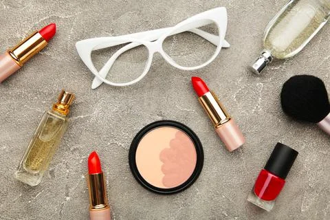 Makeup set on grey background, top view. Cosmetics Foto stock