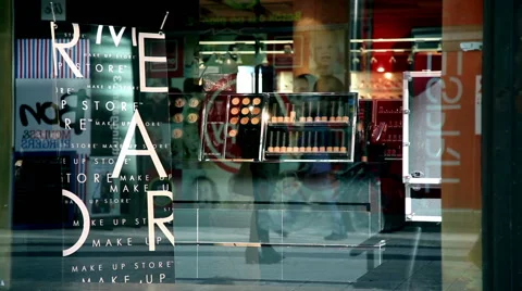 Makeup store with crowd walking in front and reflections Video stock 45042755