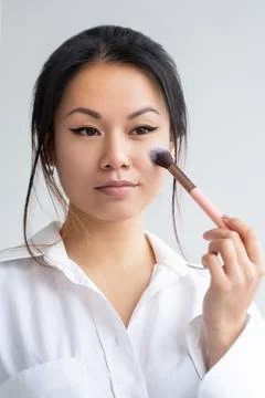 Makeup tutorial beauty woman face powder brush Fotos Stock