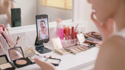 Makeup tutorial on morning routine young celebrity at home studio. Video stock 212089167