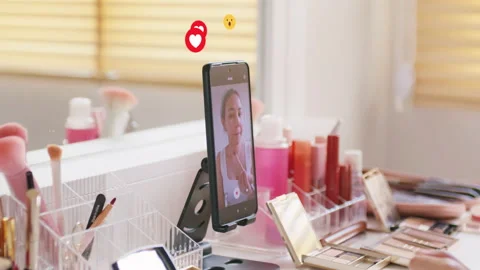 Makeup tutorial on morning routine young celebrity at home studio. 스톡 동영상 219595728