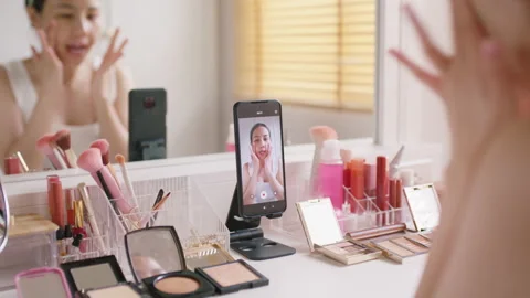 Makeup tutorial on morning routine young celebrity at home studio. 動画素材 220180599