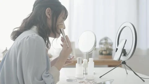 Makeup Tutorial Streamer 動画素材 332752164