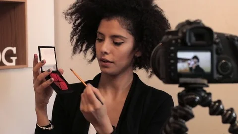 Makeup vlogger influencer creating cosmetic product explainer Stock Footage 73321622