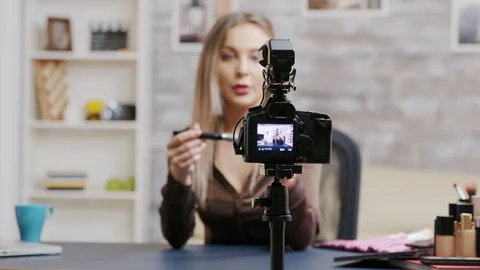 Makeup vlogger recording cosmetics tutorial for subscribers Vídeo Stock 121670683