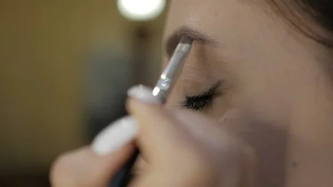 Makeup. Work with female eyebrows in a beauty salon Stock-Footage 105893966