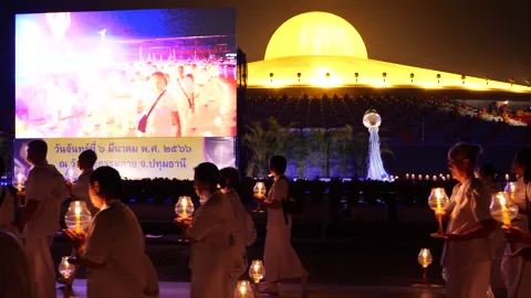 Makha Bucha Day Devotees Walk Around Temple 動画素材 236358850