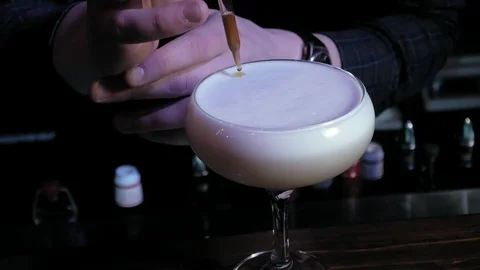Making an alcoholic cocktail at the bar Stock-Footage 105986641