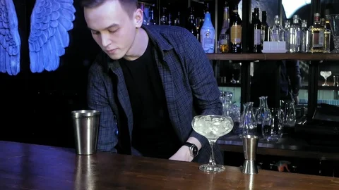 Making an alcoholic cocktail at the bar Stock Footage 105988239