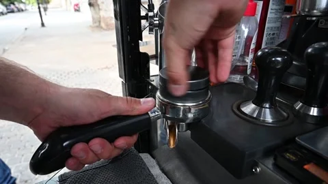 Making and shaking coffee by hands 库存影片 169359082