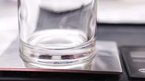 Making aroma diffusers with alcohol and aromatic oils using a precise scale Vidéo 304500719