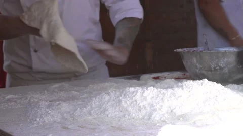 Making Authentic Pizza in Naples Vidéo 229492474