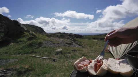 Making bacon sandwiches while camping in the wilderness Video stock 157176702