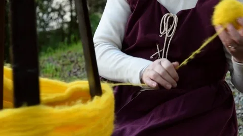 Making a ball of wool Vídeo Stock 71013974