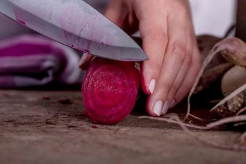 Making beetroot slices Foto stock