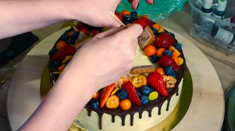 Making a birthday cake Stockbeeldmateriaal 61670329