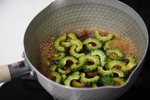 Making bitter melon tsukudani Foto stock