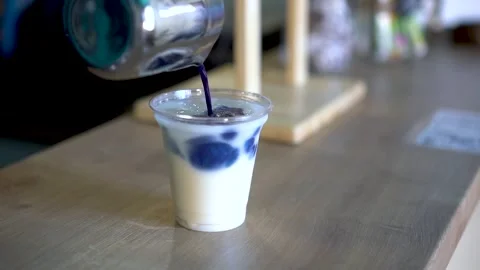Making a blue cocktail. Bartender prepares cocktails on defocused background and Stock Footage 148998602