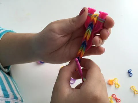 The making bracelets from rubber bands Foto stock