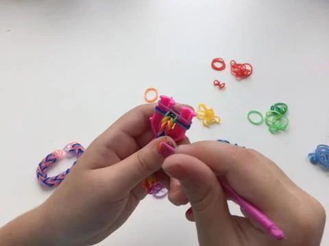 The making bracelets from rubber bands Foto stock