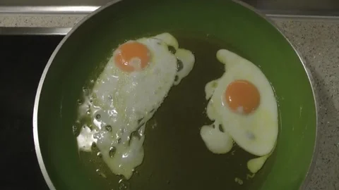 Making a breakfast of two fried eggs. Vídeos de archivo 233909398