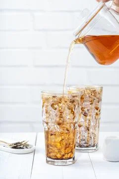 Making bubble tea, pouring blend milk tea into brown sugar pattern drinking g Foto stock