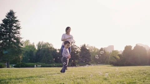 Making bubbles Video stock 75205821