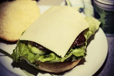 Making burger Fotos de archivo