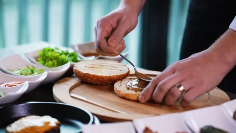 Making a Burger Step by Step Process Restaurant Chef Putting Ingredients Vídeo Stock 128492961