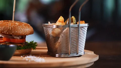 Making a Burger Step by Step Process Restaurant Chef Putting Ingredients Vídeo Stock 128492965