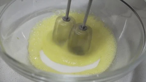 Making cake and stir of eggs with sugar Vídeo Stock 83879120