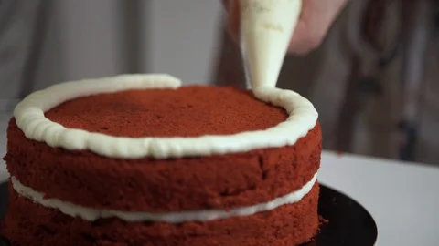 Making cake at home. Smearing a layer of cake cream around the cir Stock Footage 106438921