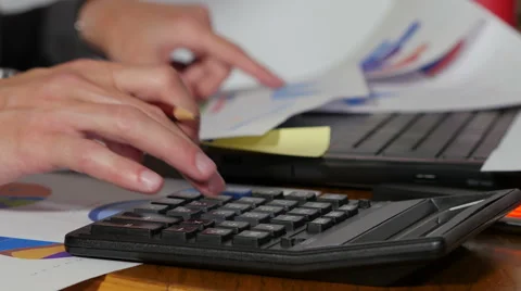 Making calculations at office 動画素材 65319049