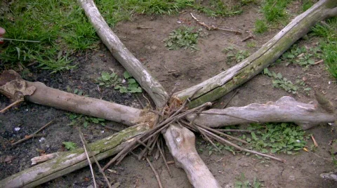 Making campfire with flint stone Video stock 398005