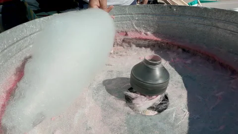Making candyfloss cotton sugar Video stock 321756497
