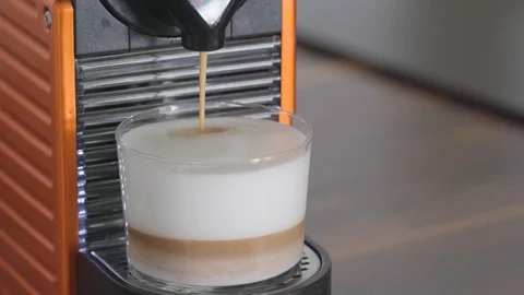 Making cappuccino or cafe latte with an espresso machine 库存影片 101205475