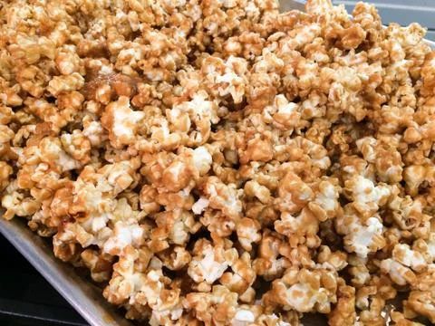 Making carmel popcorn Stock Photos