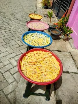 Making cassava chips which are dried before later being fried Foto stock