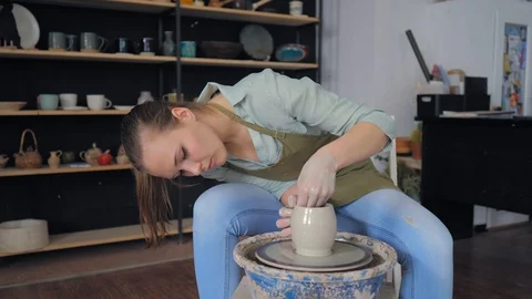 Making ceramic products from white clay. Twisted potter's wheel Vídeo Stock 119542797