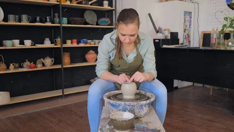 Making ceramic products from white clay. Women makes clay cup 库存影片 119543243