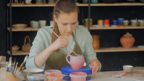 Making ceramic products from white clay. Girl in pottery studio Vídeo Stock 119546076